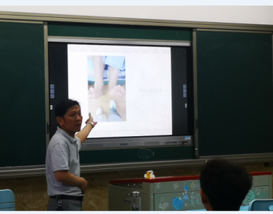 為中醫班學生授課