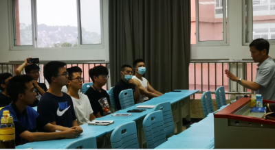 為中醫班學生授課